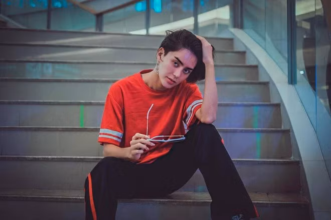 Việc Trithipnipa Thippaphada chuyển giới lần 2 khiến bạn đời Chairat Vee Jailek khó chấp nhận. Chairat Vee Jailek có giới tính thẳng, anh hẹn hò với Trithipnipa từ năm 2014. Tuy nhiên, cuối cùng Chairat Vee Jailek cũng chấp nhận quyết định của nam nghệ sĩ.