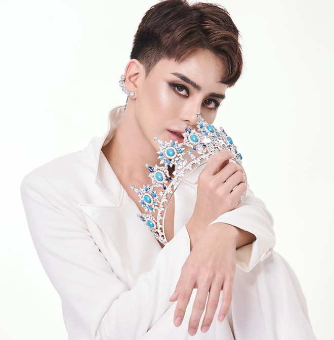 Ngoại hình mới điển trai của Trithipnipa Thippaphada cũng thu hút không kém khi chuyển nữ giới. Ngoài ra, câu chuyện và các tuyên ngôn về quyền con người của anh được khán giả trẻ Thái Lan yêu thích, ủng hộ.