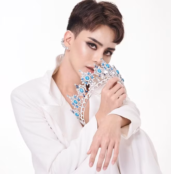 Ngoại hình mới điển trai của Trithipnipa Thippaphada cũng thu hút không kém khi chuyển nữ giới. Ngoài ra, câu chuyện và các tuyên ngôn về quyền con người của anh được khán giả trẻ Thái Lan yêu thích, ủng hộ.