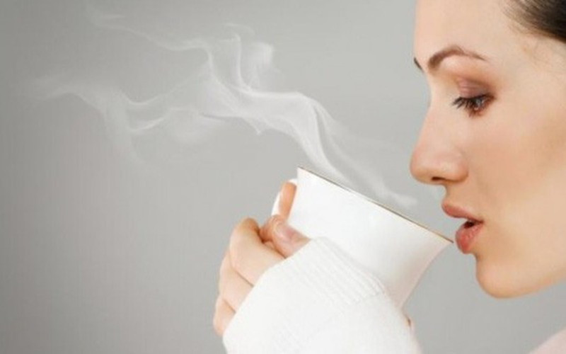 Uống một ly nước ấm buổi sáng: Sau khi thức dậy vào buổi sáng việc nên làm đầu tiên đó là uống một cốc nước ấm khoảng 500ml để tăng nhu động dạ dày, làm sạch ruột và hơn thế nữa là hỗ trợ giảm cân và làm đẹp da hiệu quả. Lưu ý: Thường xuyên dưỡng ẩm, vệ sinh da nhẹ nhàng đúng cách để có thể có được một làn da sáng khỏe, căng mịn.