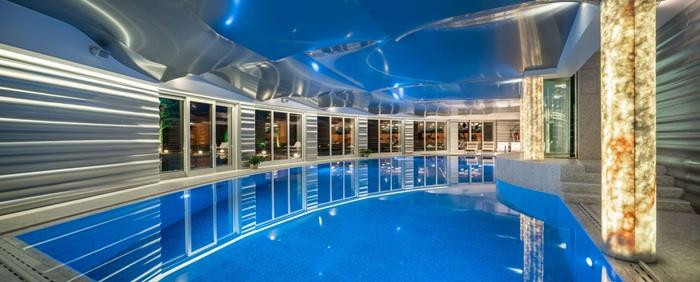 Một bể bơi lớn trong nhà có tầm nhìn hướng ra khu vườn thoáng đãng. (Ảnh: MyLondon)