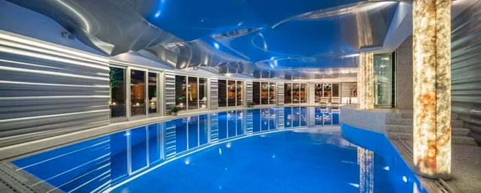 Một bể bơi lớn trong nhà có tầm nhìn hướng ra khu vườn thoáng đãng. (Ảnh: MyLondon)