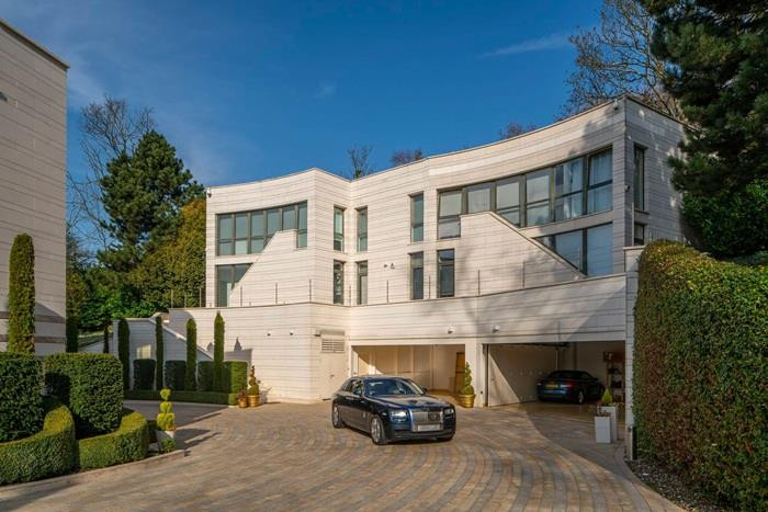 Khu vực gara để xe phía sau biệt thự. (Ảnh: MyLondon)