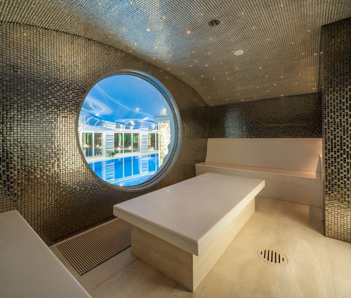 Từ phòng spa có thể ngắm cảnh đẹp ngoài hồ bơi. (Ảnh: MyLondon)