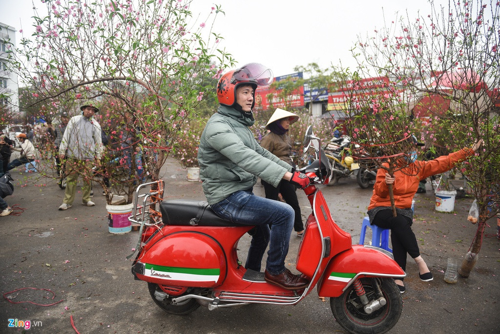 Đào thế thường được khách ưa chuộng vì dáng cong, phần ngọn hướng lên giống với thế rồng bay. Nhiều người sẵn sàng bỏ vài triệu đồng để mua được một cành đào vừa ý. Theo một số tiểu thương, do thời tiết năm nay nắng ấm nên đào nở sớm. Số lượng đào còn lại để phục vụ Tết giảm bớt nên giá có xu hướng tăng lên.