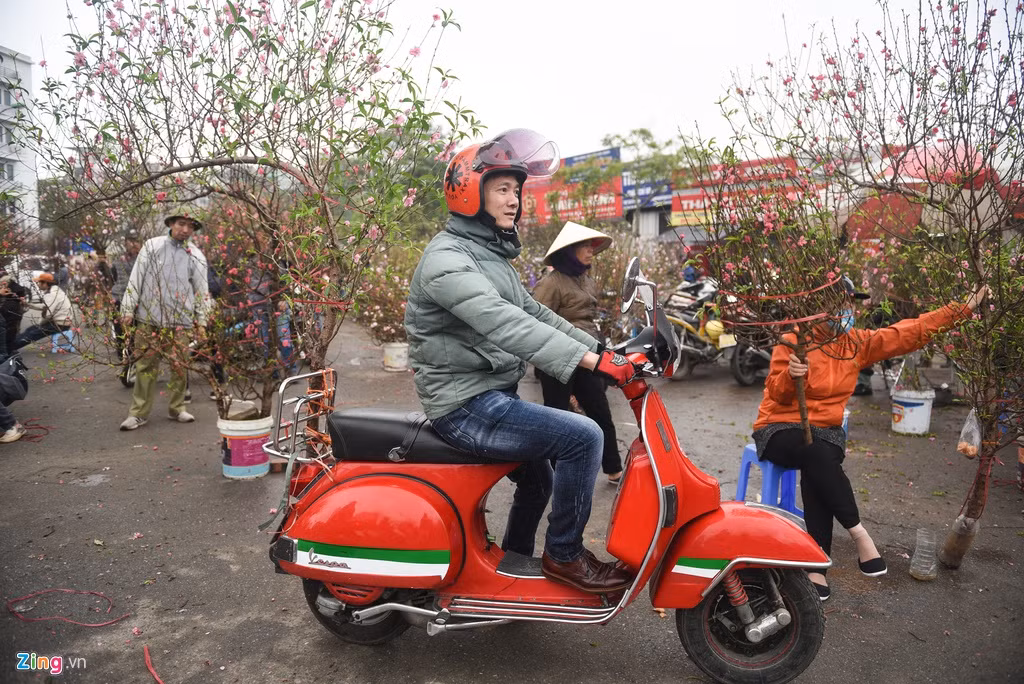 Đào thế thường được khách ưa chuộng vì dáng cong, phần ngọn hướng lên giống với thế rồng bay. Nhiều người sẵn sàng bỏ vài triệu đồng để mua được một cành đào vừa ý. Theo một số tiểu thương, do thời tiết năm nay nắng ấm nên đào nở sớm. Số lượng đào còn lại để phục vụ Tết giảm bớt nên giá có xu hướng tăng lên.