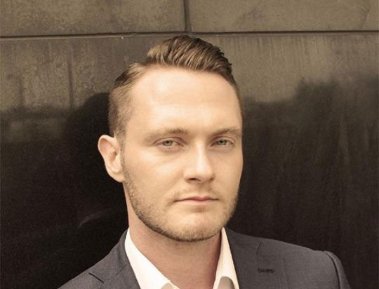 Trong cuộc sống những người đàn ông có tướng trán dô họ còn rất chăm chỉ, cần cù và một khi đã đặt ra mục tiêu họ nhất định nên cuộc sống của họ vô cùng sung túc, viên mãn dư dả sau khi có gia đình.