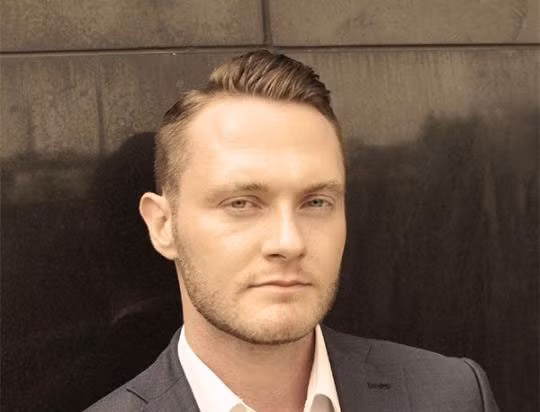 Trong cuộc sống những người đàn ông có tướng trán dô họ còn rất chăm chỉ, cần cù và một khi đã đặt ra mục tiêu họ nhất định nên cuộc sống của họ vô cùng sung túc, viên mãn dư dả sau khi có gia đình.