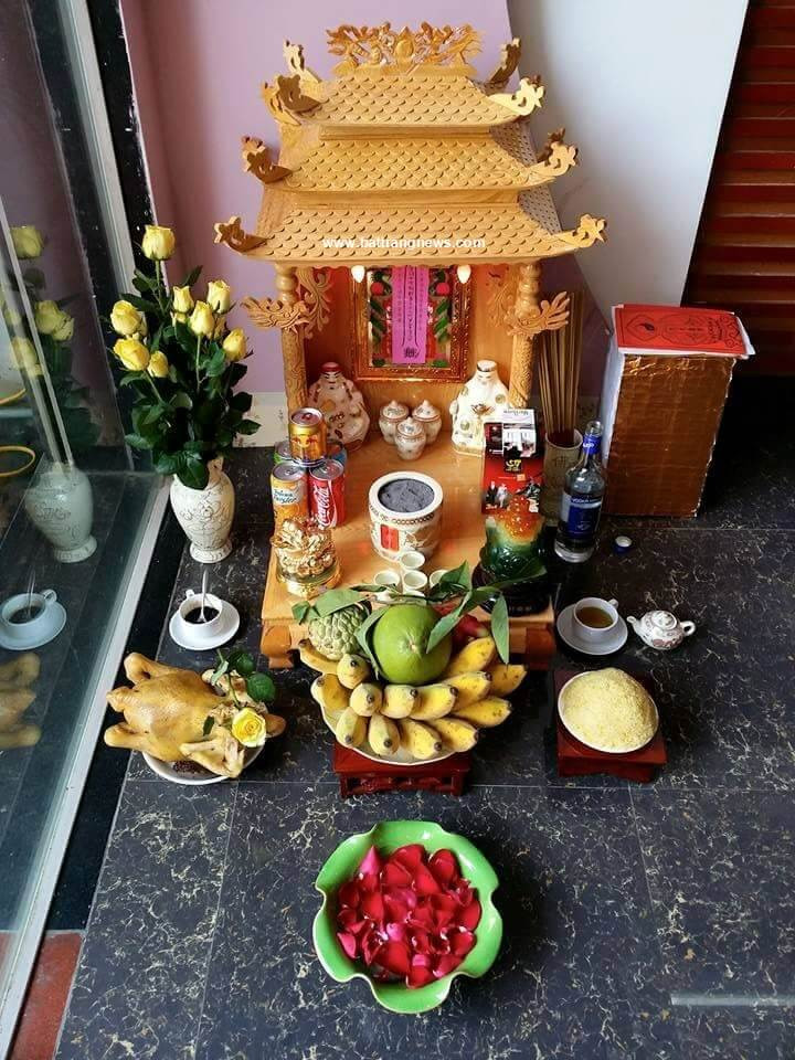  Bát hương: Bát hương nên được làm từ sứ, kim loại hoặc ngọc. Khi bốc bát hơn cần để cơ thể sạch sẽ. Sau khi bốc bát hương nên nhờ các bậc thạc đức minh sư khai quang hoặc mang lên chùa để trên ban đức ông khoảng một tuần thì mới mang về. 