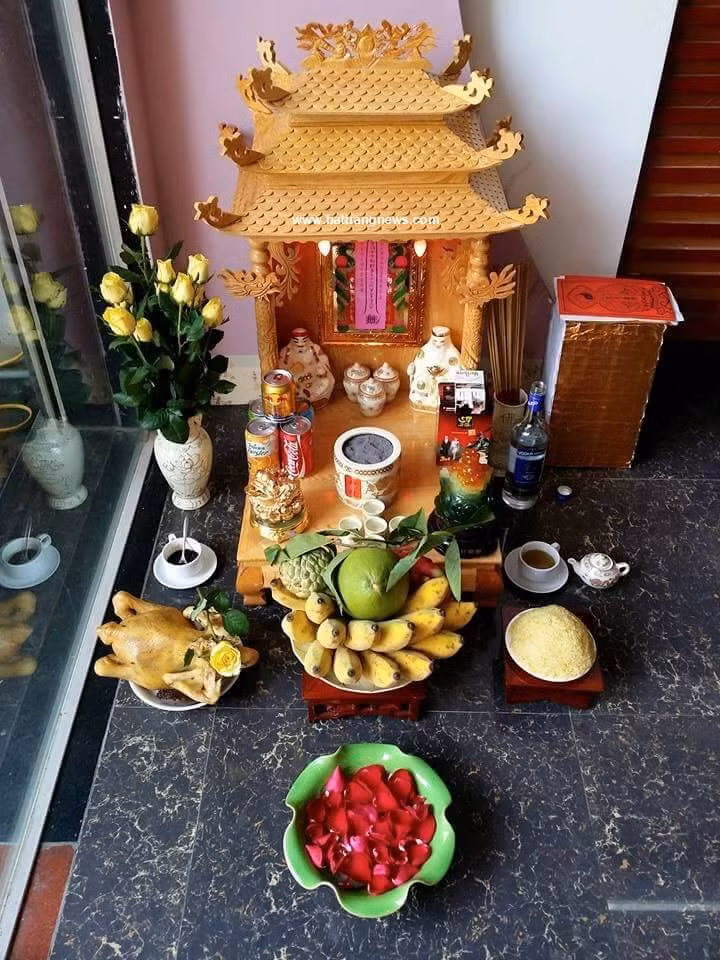  Bát hương: Bát hương nên được làm từ sứ, kim loại hoặc ngọc. Khi bốc bát hơn cần để cơ thể sạch sẽ. Sau khi bốc bát hương nên nhờ các bậc thạc đức minh sư khai quang hoặc mang lên chùa để trên ban đức ông khoảng một tuần thì mới mang về. 