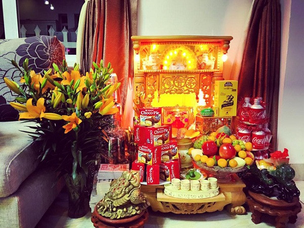 Thiềm thừ: Thiềm thừ là linh vật chiêu tài bậc nhất thường được đặt cạnh bàn thờ Thần Tài. Tương truyền, thiềm thừ vốn là cóc 3 chân chuyên hại dân làng được Lưu Hải Tiên Ông thu phục. Sau đó, để đền đáp lại tội lỗi của mình, thiềm thừ thường xuyên ban tiền tài cho dân nghèo. Thiềm thừ xuất hiện ở đâu là nhà đó sắp có lộc. 