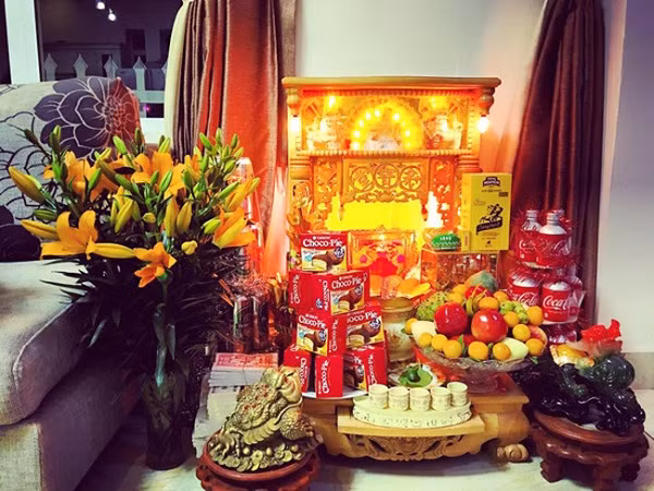 Thiềm thừ: Thiềm thừ là linh vật chiêu tài bậc nhất thường được đặt cạnh bàn thờ Thần Tài. Tương truyền, thiềm thừ vốn là cóc 3 chân chuyên hại dân làng được Lưu Hải Tiên Ông thu phục. Sau đó, để đền đáp lại tội lỗi của mình, thiềm thừ thường xuyên ban tiền tài cho dân nghèo. Thiềm thừ xuất hiện ở đâu là nhà đó sắp có lộc. 