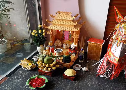  Bình hoa tươi Hoa dùng để thắp hương nhất định phải là hoa tươi, tuyệt đối không dùng hoa khô, hoa giả. Bình hoa nên được đặt ben tría hướng từ bàn thờ nhìn ra ngoài (hoặc bên phía ông Địa). 