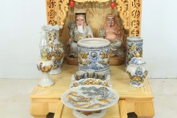 Khi vệ sinh bát hương nên dùng khăn khô để lâu. Tránh dùng khăn ướt vì bàn thờ mệnh Hỏa, mà Thủy khắc Hỏa, không tốt. 