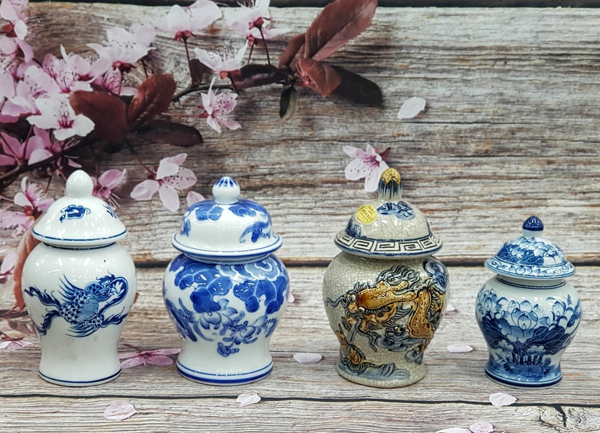 Hũ gạo, hũ muối, hũ nước đầy: Hũ gạo, muối, nước phải đầy, khi vơi cần được châm thêm vào. Chỉ đến cuối năm mới thay hũ mới. Bàn thờ thiếu ba hũ này là phạm đại kỵ, không chiêu được tiền tài. 