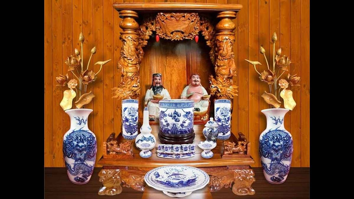 Khay chén nước hình chữ nhất: Bàn thờ Thần Tài nhất định không thể thiếu khay chén. Thông thường người ta hay xếp chén hình chữ nhất (một hàng ngang) hoặc cũng có thể xếp hình chữ thập (đại diện cho ngũ hành). Nước trong chén phải được thay thường xuyên. 