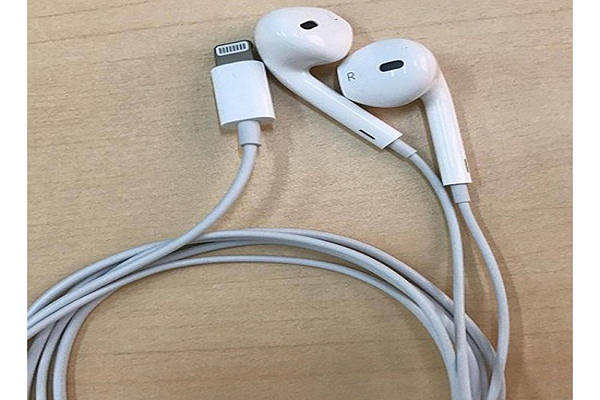 Thu thuat chup anh tren dien thoai bang tai nghe va giong noi don gian