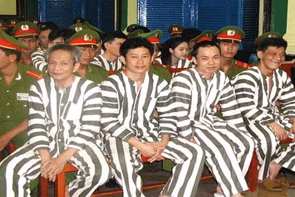 Nam Cam (Ky 33): Nam Cam nhan an tu, dai gia dinh run ray