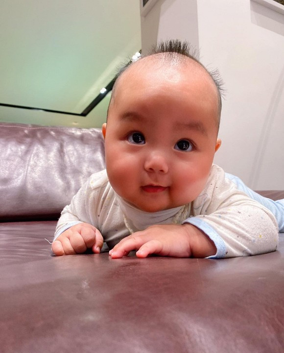 Truong Nam Thanh chu dong khoe cap sinh doi tron 5 thang dang yeu