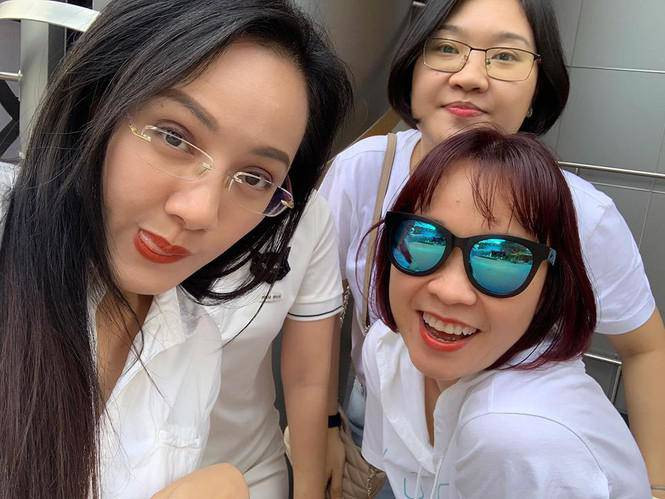 Không chỉ phong cách thời trang trẻ trung, BTV Hoài Anh còn rất "hết mình", tạo dáng nhí nhố khi đi chơi cùng bạn bè, đồng nghiệp.