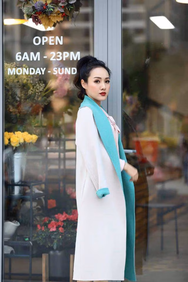 Tuy vậy, chỉ cần trang điểm và "lên đồ", bà mẹ một con lại trở về hình tượng trưởng thành, đằm thắm. 