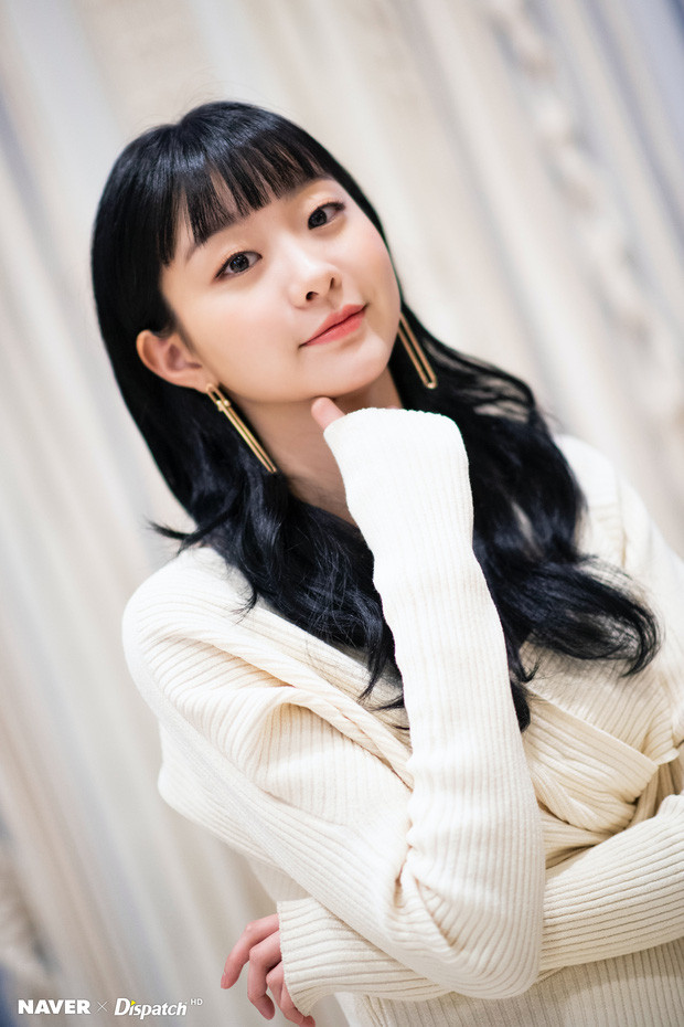 Kim Da Mi là gương mặt mới nổi sau bộ phim ăn khách "Itaewon Class". Nữ diễn viên sinh năm 1995, tốt nghiệp Đại học Quốc gia Incheon, khoa Sân khấu chuyên ngành Nghệ thuật biểu diễn.