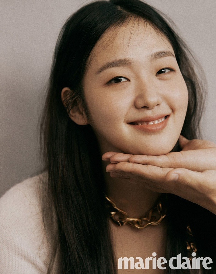 Kim Go Eun sinh năm 1991, là một trong những nữ diễn viên trẻ nổi bật hiện nay của màn ảnh nhỏ xứ Hàn. Cô bắt đầu sự nghiệp diễn xuất với bộ phim "A Muse". Bộ phim 18+ đã giúp cô tạo nên hiện tượng diễn xuất của năm 2012, đồng thời mang về giải thưởng Diễn viên mới xuất sắc nhất tại lễ trao giải Rồng Xanh lần thứ 33.