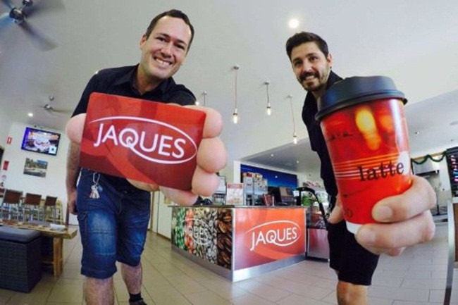 Khi mua một ly cà phê, khách có thể trả bằng 3 cuộn giấy, còn mua 1 túi 1kg thì có thể đổi 36 cuộn giấy.