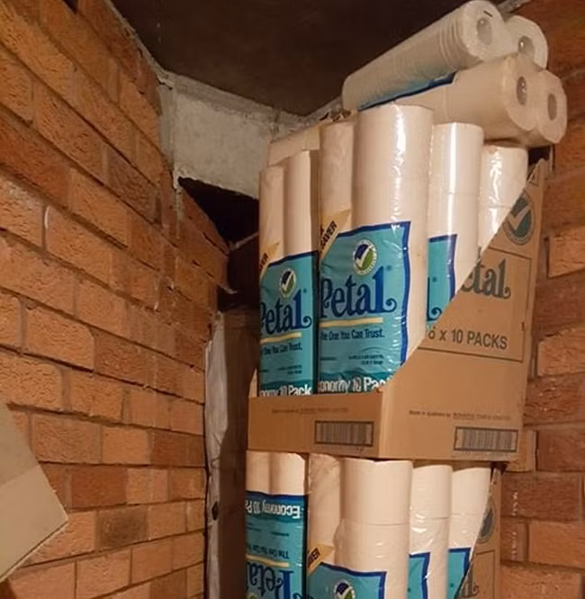 Người đàn ông này tên là Michael Guirgis, sống ở Sydney tìm thấy các cuộn giấy vệ sinh đã nằm trong nhà kho khoảng 30 năm. Tổng số cuộn giấy là 270 cuộn.