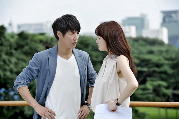 Nguoi vo bung tinh truoc loi noi bo lung cua chi hang xom