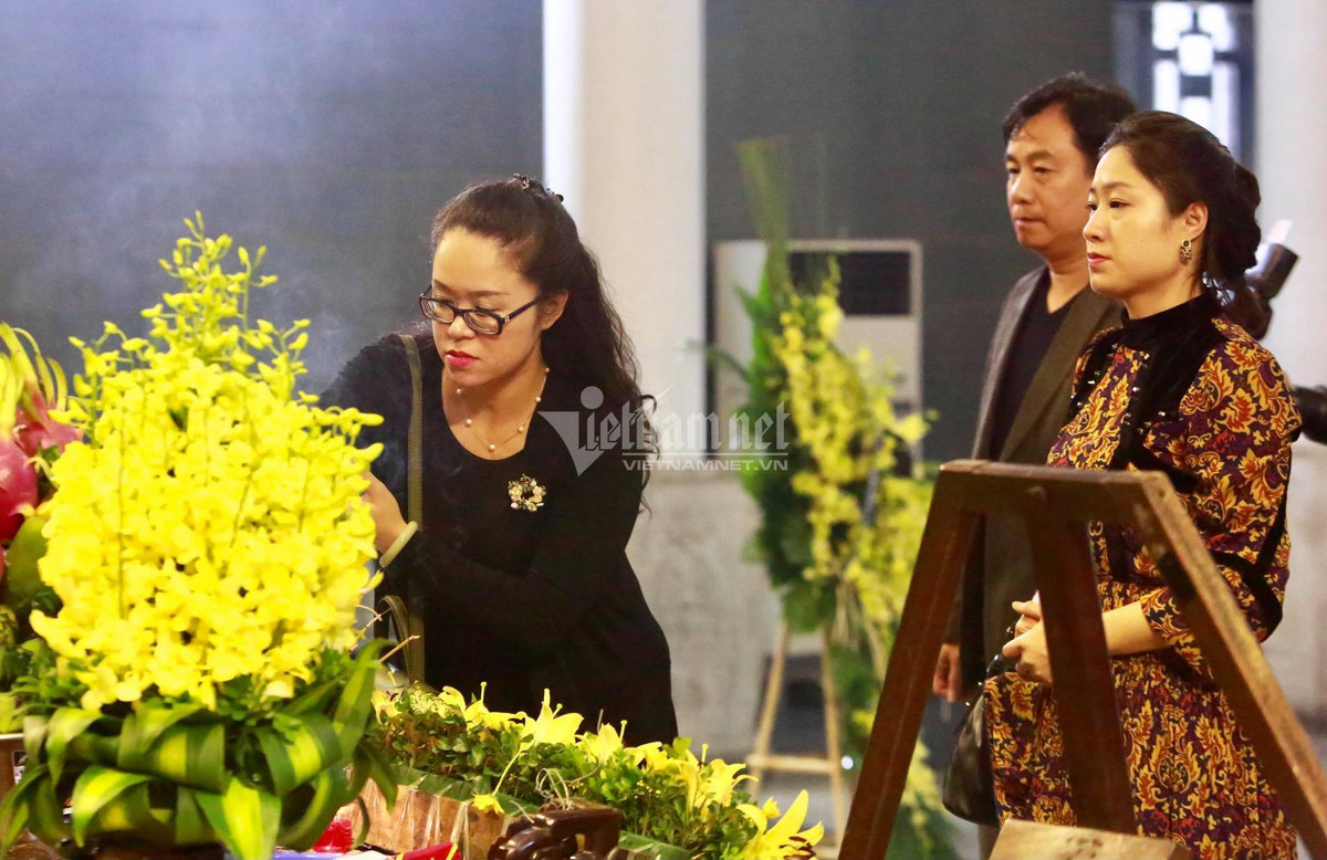Hai ca sĩ Minh Ánh và Lan Anh vào viếng.
