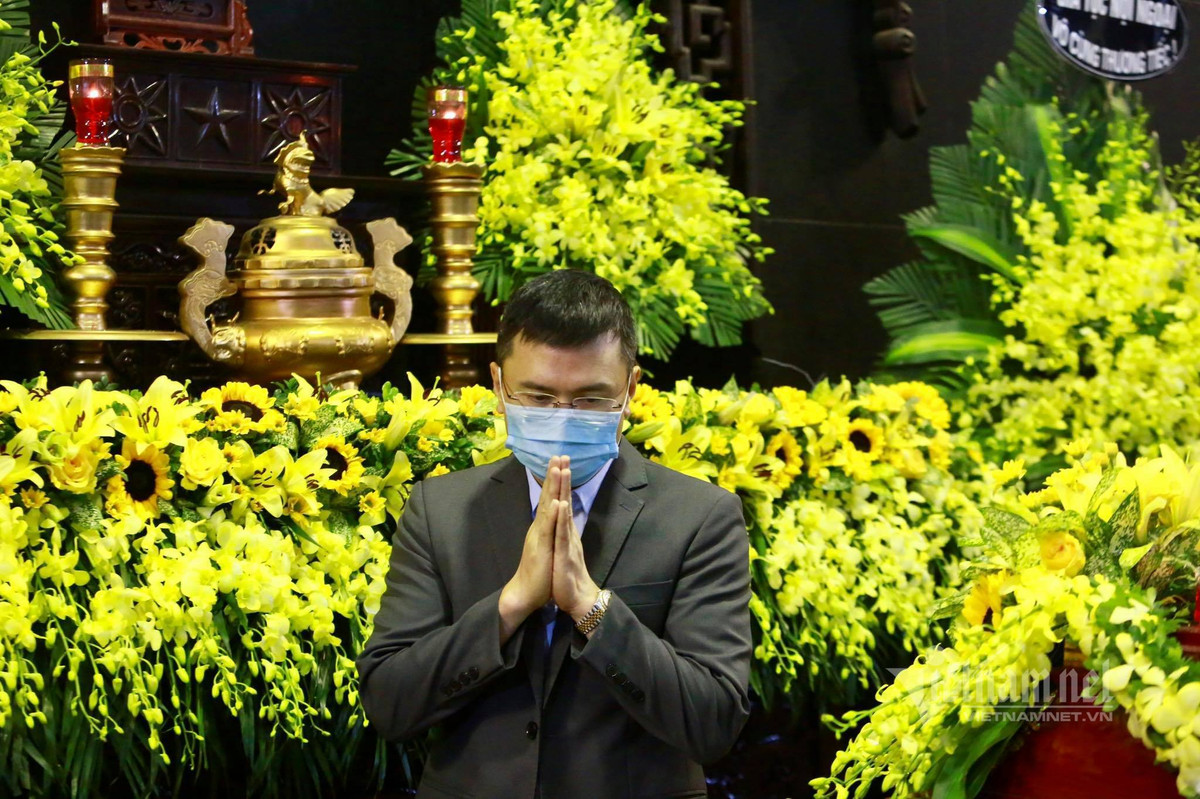 Đoàn báo VietNamNet do Tổng biên tập Phạm Anh Tuấn dẫn đầu cũng tới viếng nhạc sĩ Văn Ký và chia buồn cùng gia đình.