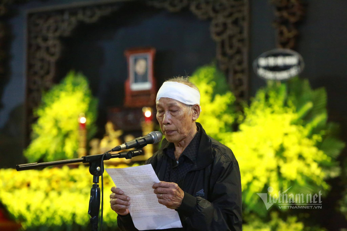 Em trai nhạc sĩ Văn Ký thay mặt gia đình nói lời cảm tạ.