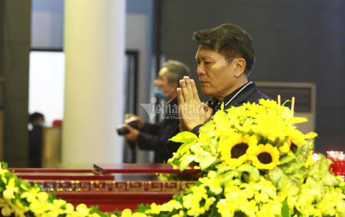 NSND Nguyễn Quang Vinh viết trong sổ tang: "Ngành nghệ thuật Việt Nam vô cùng thương tiếc. Chia tay người anh cả mẫu mực của nền nghệ thuật Việt Nam".