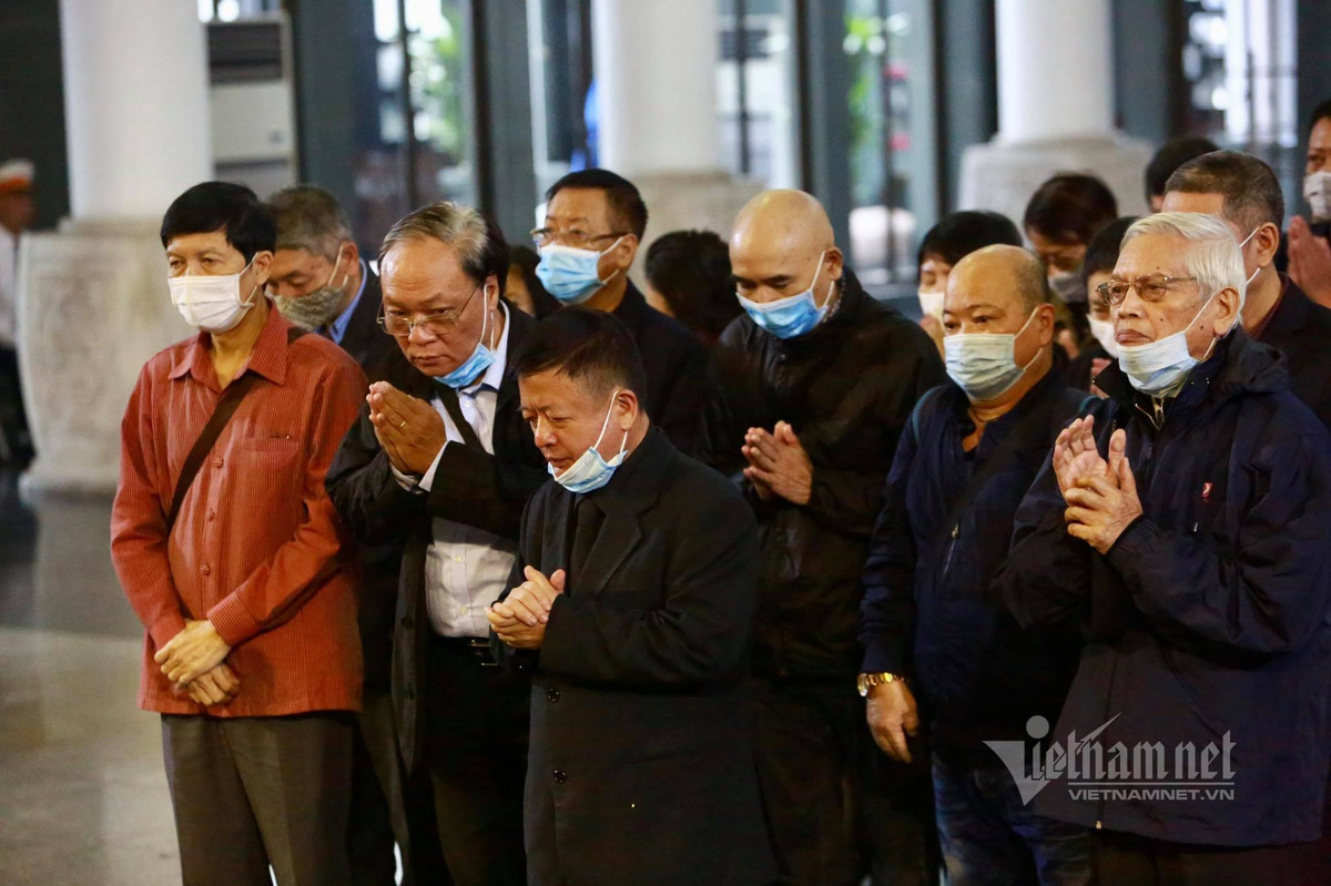 Nhạc sĩ Đỗ Hồng Quân dẫn đầu đoàn Hội Nhạc sĩ Việt Nam vào viếng đầu tiên. Ông viết trong sổ tang: "Vĩnh biệt một trong những cây đại thụ của nền âm nhạc cách mạng Việt Nam, người có công sáng lập tổ chức hội từ ngày đầu tiên (1957). Sự nghiệp âm nhạc đồ sộ và phong phú của ông - từ ca khúc, hợp xướng đến giao hưởng - là tài sản vô giá đối với lịch sử âm nhạc nước nhà".