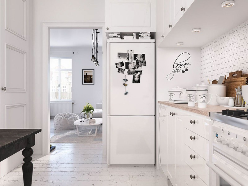 Những bức ảnh ghép trên tủ lạnh mang đến cảm giác gần gũi.