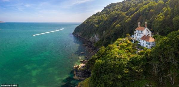 Ngoài ra, biệt thự còn có bãi đậu xe ngoài đường với chỗ để cho tối đa 3 xe. (Ảnh: Savills/BNPS)