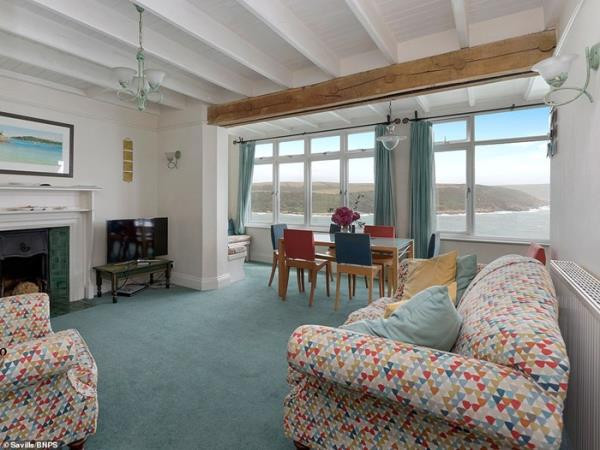 Tầng trệt của biệt thự là sảnh, nhà khách rộng rãi, khu vực sinh hoạt chung với nhà bếp mở, phòng ngủ đôi và phòng tắm. (Ảnh: Savills/BNPS)