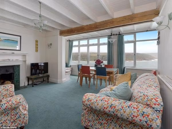 Tầng trệt của biệt thự là sảnh, nhà khách rộng rãi, khu vực sinh hoạt chung với nhà bếp mở, phòng ngủ đôi và phòng tắm. (Ảnh: Savills/BNPS)