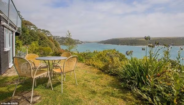 Bên ngoài là không gian giải trí, ăn uống ngoài trời nhỏ và khu vườn với nhiều loại cây bụi, hoa ven biển. (Ảnh: Savills/BNPS)