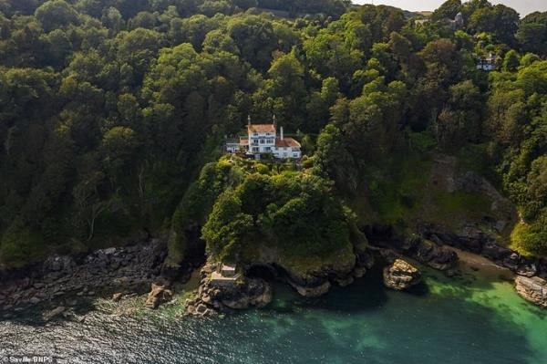 Biệt thự nằm ở vị trí cao trên cửa sông Salcombe hướng ra biển ở Devon. (Ảnh: Savills/BNPS)
