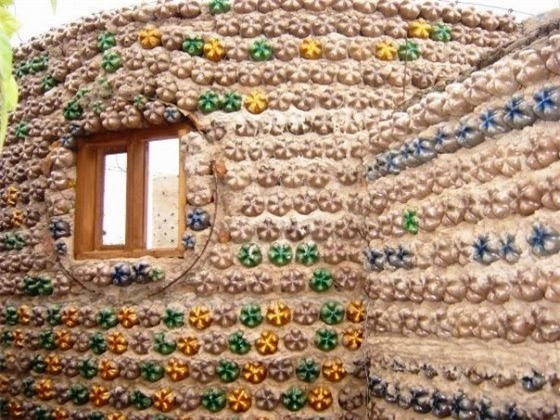 Chai nhựa như một sự thay thế cho gạch.