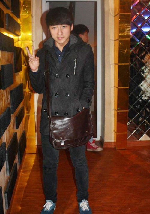 Khác với phong cách lạnh lùng và sành điệu hiện nay, Sơn Tùng từng là chàng trai hiền lành, ngây thơ khi vẫn đi học ở trường cấp 3 cũng như nhạc viện. Các đường khuôn mặt của giọng ca Hãy trao cho anh không thay đổi sau nhiều năm.