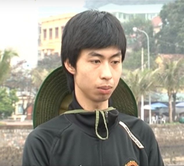 Đen Vâu tên thật là Nguyễn Đức Cường. Anh học hết cấp 3 sau đó đi làm ở Ban quản lý Vịnh Hạ Long. Anh không ngần ngại kể quá khứ đi vớt rác trên mặt biển trong suốt 7 năm với Zing.vn. Sau nhiều năm theo đuổi đam mê rap, hiện Đen Vâu là một trong những rapper nổi tiếng nhất showbiz.