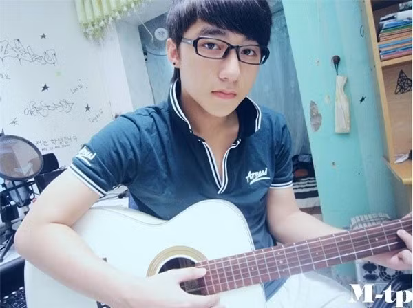 Sơn Tùng M-TP là một trong những nam ca sĩ có nhiều hình ảnh quá khứ nhất ở showbiz Việt. Giọng ca người Thái Bình chia sẻ rất nhiều ảnh chụp khi còn chưa nổi tiếng lên mạng xã hội.