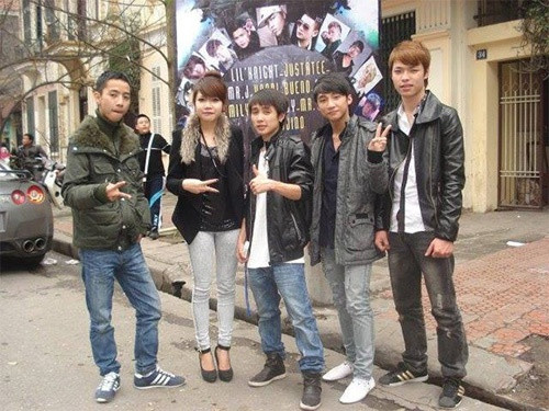 Bên trái là ảnh nam ca sĩ 26 tuổi cùng nhóm Young Pilots đi từ Thái Bình lên Hà Nội để tham dự buổi của Ladykillah. Anh tham gia cộng đồng underground khá sớm, từ khi vẫn là học sinh phổ thông.