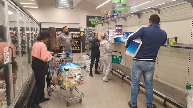 Thậm chí, mới đây, một tờ báo ở Australia quyết định thêm 8 trang giấy vệ sinh vào giữa các số báo ra mới đây.