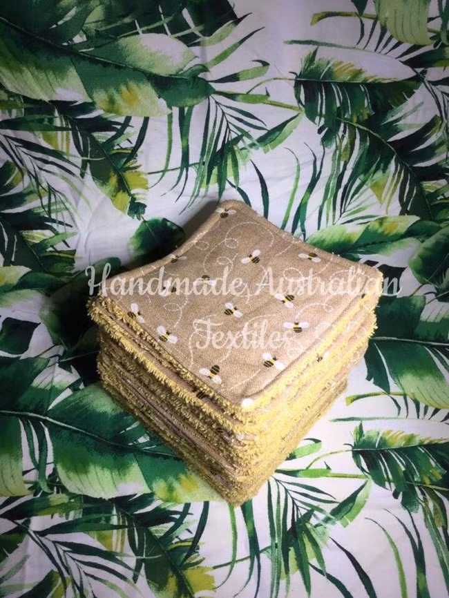 Mỗi cuộn có 12 mảnh hình vuông. Trên mỗi mảnh có một khuy bấm nên có thể ghép lại thành cuộn sau khi giặt.