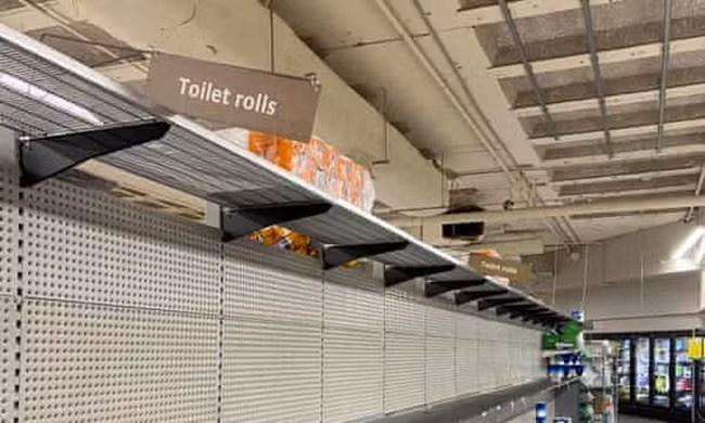 Gary Mortimer, Chuyên gia bán lẻ, Giáo sư tại Đại học Công nghệ Queensland (QUT), nói lý do khiến các siêu thị "cháy hàng" giấy vệ sinh là bởi ít hàng tồn kho. 