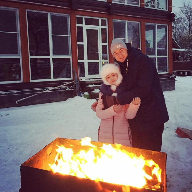 ##ss###style="font-size: 16px;">Thủ thành Đặng Văn Lâm cùng Đặng Thanh Giang là cặp anh em được yêu mến, ngưỡng mộ bởi tình cảm thân thiết dành cho nhau. Chàng "gấu Nga" khiến dân mạng ghen tỵ vì luôn yêu chiều em gái, dành cho em sự chăm sóc, ân cần. Tại trang cá nhân, anh thường xuyên khoe những bức hình chụp chung với Thanh Giang.